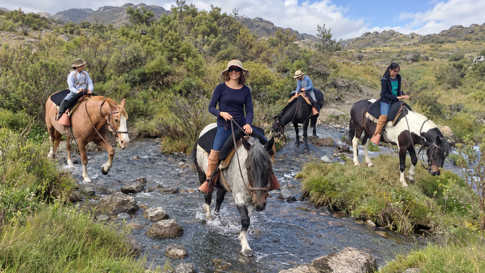 Cabalgata en Quebrada del Cóndor y Valle de Uco — almuerzo criollo — actividad de Cabalgatas, caravanas y travesías con animales